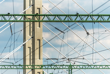 A 2016-ra elkészült ferdekábeles híd negyven méter magas pilonjai a város nagy részéről láthatók. Tervei a Főmterv Zrt-nél készültek.

 
