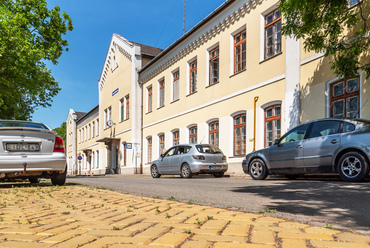 Mezőtúr állomásának ma látható épülete nem utólagos bővítés eredménye, hanem a kevés fennmaradt másodosztályú felvételi épület egyike, ma is eredetihez közeli formában. A felső szint nagy részén szolgálati lakások sorakoznak.

 
