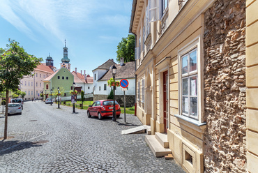 Kőszeg város 5-700 éves lakóházai, amíg nincsenek jelentősebb alapozási, vagy beázási problémáik, méternyi vastag kőfalaikkal szinte örök életűek. A közelmúlt néhány felújítása már kifejezetten láttatni engedi az építőanyagot.

 
