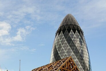 Paleys upon Pilers – Studio Weave, 2012 (a háttérben a Foster+Partners "uborkája")
