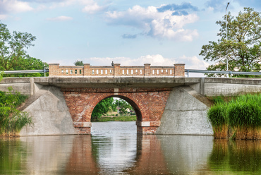 Az alföldi Gyomaendrőd város egyik dísze a 131 éves téglaboltozatos Erzsébet híd, ami ma is a Dévaványára vezető út fontos műtárgya.
