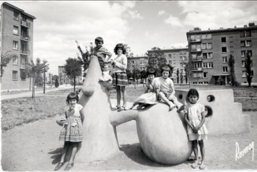 A petit-clamarti játéképítmények, 1957. Forrás: http://archipostcard.blogspot.com/2011/06/lenfance-au-petit-clamart.html)
