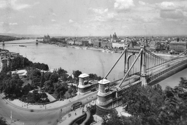 Érdemes még megemlékezni az 1903 és 1945 között állt budapesti Erzsébet hídról is. Ez még nem csak a maival, de a szomszédos Lánchíddal is közeli rokonságban állt, hiszen főtartóit drótkötelek helyett még láncok alkották, azonban pilonjai már csuklókon álltak…
