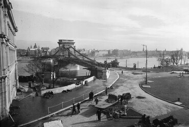 Az újjáépült Lánchíd és a Clark Ádám tér északkeleti részlete. 1949. (Fortepan / UVATERV)
