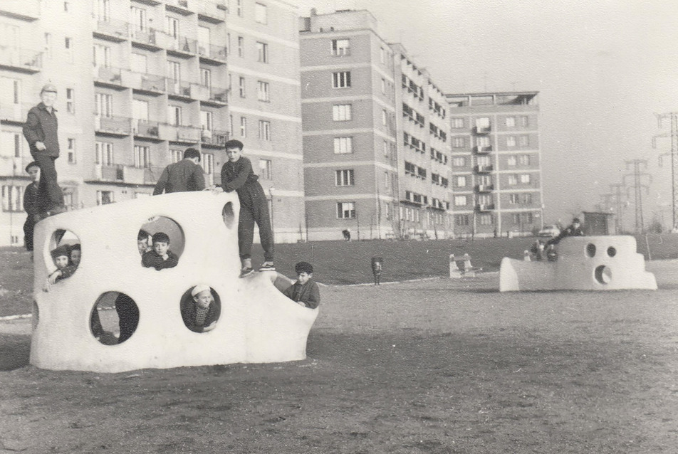 Építészet és szobrászat határán – Pierre Székely plasztikus mikro-architektúrái és a budapesti Tahi utcai játszótér