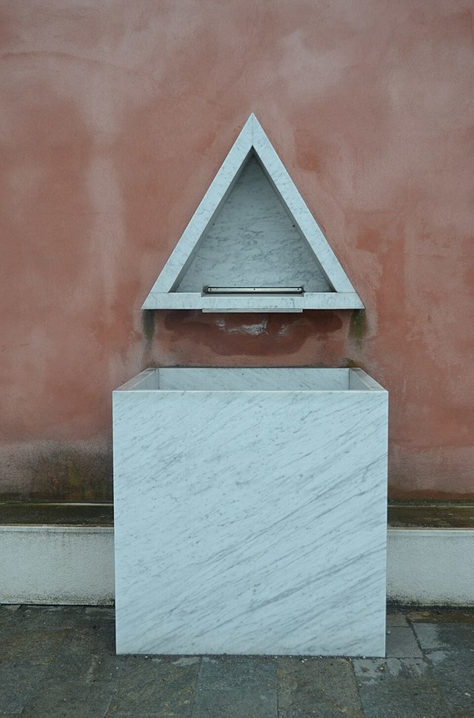 Aldo Rossi  – Szökőkút a San Cataldo temetőben, Modena / az egész együttes 1971-82-ig épült két ütemben, de máig befejezetlen

 
