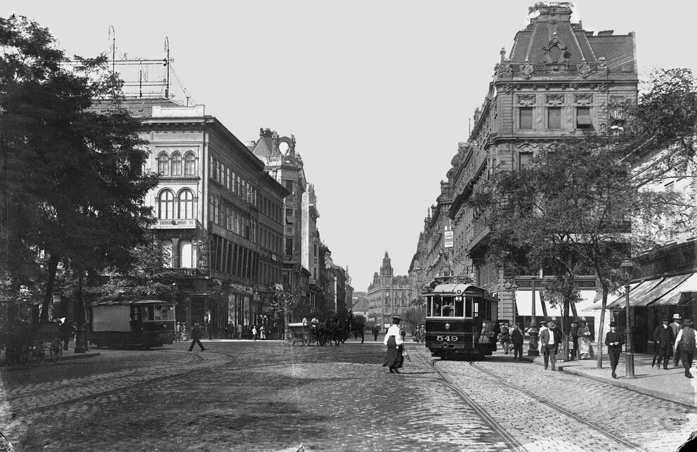 Rákóczi (Kerepesi) út az Astória kereszteződésénél, szemben a Kossuth Lajos utca házsora, 1904. Forrás: Fortepan / Deutsche Fotothek / Brück und Sohn
