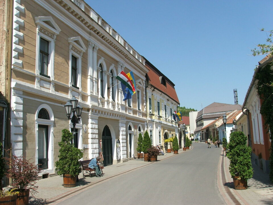 Rákóczi út, Tokaj. A kép bal oldalán a Tokaji Járási Hivatal és a Városháza épülete. Forrás: Wikimedia Commons, felhasználó: Stipkovits7
