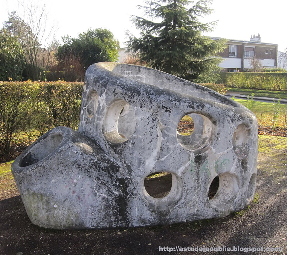 L'Haÿ-les-Roses-i játéképítmények, 1958. Forrás: http://astudejaoublie.blogspot.com/2011/12/lhay-les-roses-sculptures-jeux-denfants.html 
