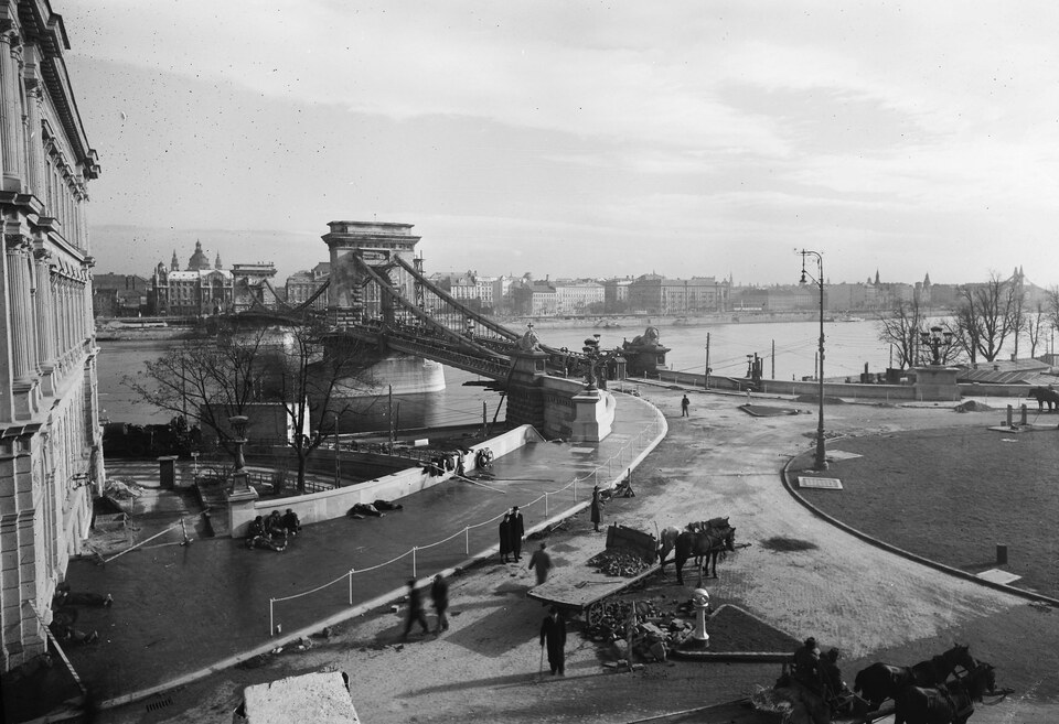 Az újjáépült Lánchíd és a Clark Ádám tér északkeleti részlete. 1949. (Fortepan / UVATERV)
