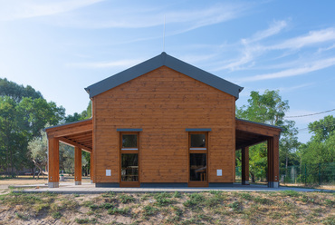 Pavilonépület a fóti Somlyó-tó partján. Tervező: Axis Építésziroda Kft. Fotó: Salamin Miklós
