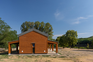 Pavilonépület a fóti Somlyó-tó partján. Tervező: Axis Építésziroda Kft. Fotó: Salamin Miklós
