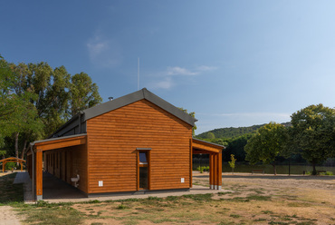 Pavilonépület a fóti Somlyó-tó partján. Tervező: Axis Építésziroda Kft. Fotó: Salamin Miklós
