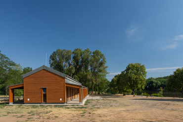 Pavilonépület a fóti Somlyó-tó partján. Tervező: Axis Építésziroda Kft. Fotó: Salamin Miklós
