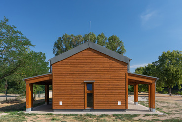 Pavilonépület a fóti Somlyó-tó partján. Tervező: Axis Építésziroda Kft. Fotó: Salamin Miklós
