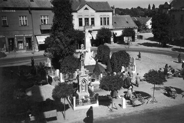 Fő (Darányi) tér, I. világháborús emlékmű (Székely Károly), 1935. Forrás: Fortepan / Ted Grauthoff
