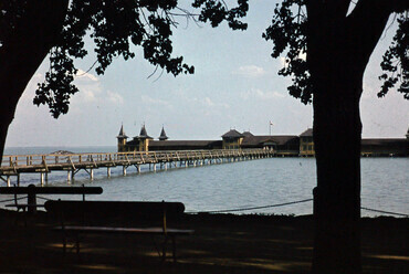 Balatonfüred, a fürdőház a mai Tagore sétányról nézve. Felvétel éve: 1943 / Forrás: Fortepan 135640 / Szabó Viktor
