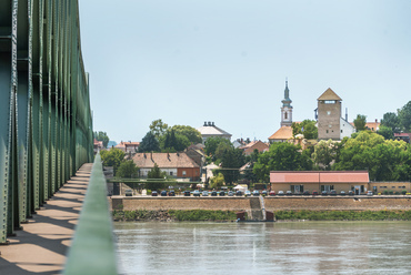 A Beszédes József hídon átkelve, Dunaföldvár városának mai képét is meghatározza a vár, és annak leglátványosabb maradványa, a középkori eredetű lakótorony.
