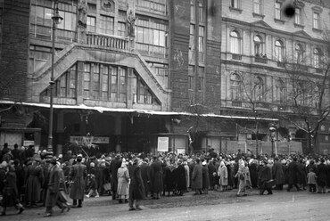 Andrássy út (Magyar Ifjúság útja) 39., a Divatcsarnok megnyitása az egykori Párisi Nagy Áruház épületében, 1957. január 2-án. Forrás: Fortepan / Bauer Sándor
