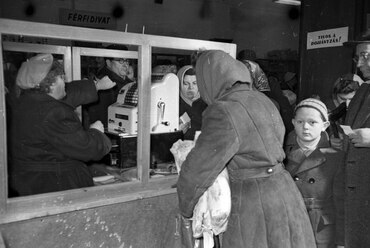 Andrássy út (Magyar Ifjúság útja) 39., a Divatcsarnok az egykori Párisi Nagy Áruház épületében, a megnyitása napján, 1957. január 2-án. Forrás: Fortepan / Bauer Sándor
