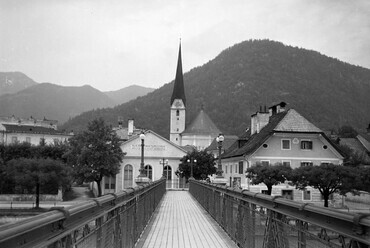 Ausztria, Bad Ischl, a Franz-Stelzhamer-Kai gyalogoshíd a Traun folyó felett, szemben a Stadtpfarrkirche St. Nikolaus. Felvétel éve: 1937. / Forrás: Fortepan 266086 / Horváth József
