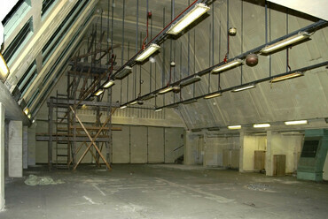 A tetőtéri büfé tere a 2007-es átépítés előtt. Forrás: epiteszforum.hu
