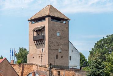 A valószínűleg a 14. században épült, a török időkben többször is gazdát cserélt apró vár tornya a 19. században börtön, később értékes magtár volt. Műemléki felújítása Mendele Ferenc vezetésével, az 1960-as években kezdődött.

 
