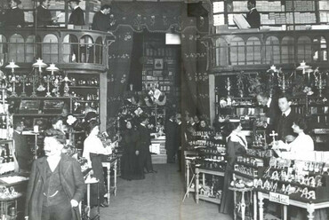A Párisi Nagy Áruház a Rákóczi úton, eladótér, 1900 körül. Forrás: https://egykor.hu/
