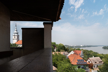 A tetőtér ma alkalmi kiállítások, közösségi események helyszíne, a külső erkély pedig teljesen körbejárható. Észak felé a Duna határozza meg a kilátást; balara a Szent Ilona-templom.

 
