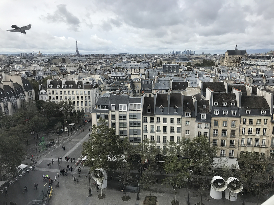 Párizs összképe a Pompidou központ tetőteraszáról észak, a La Défense felé nézve. Fotó: Benkő Melinda
