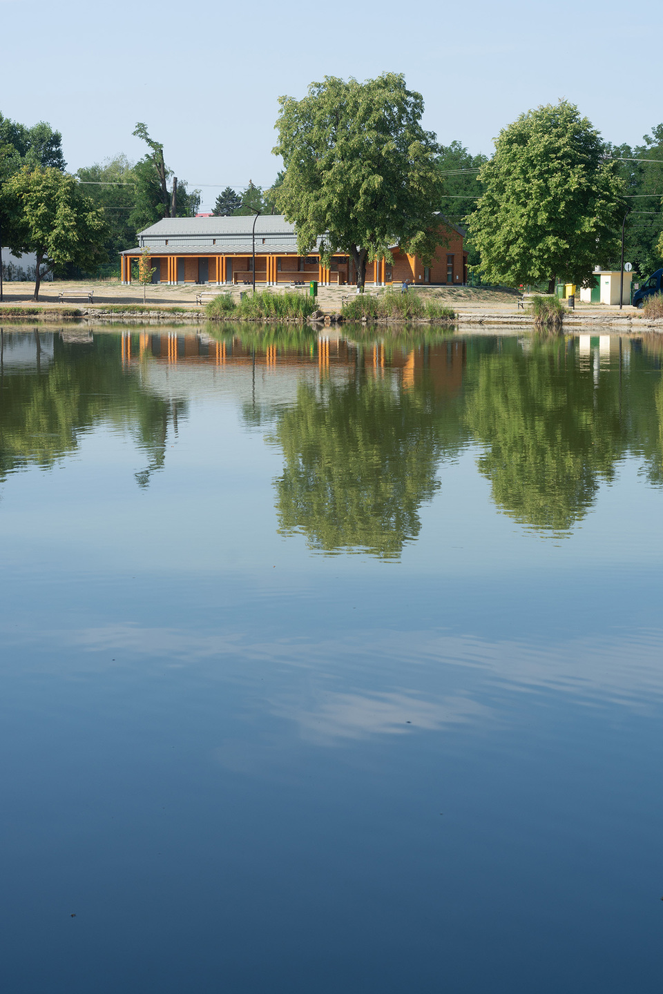 Pavilonépület a fóti Somlyó-tó partján. Tervező: Axis Építésziroda Kft. Fotó: Salamin Miklós
