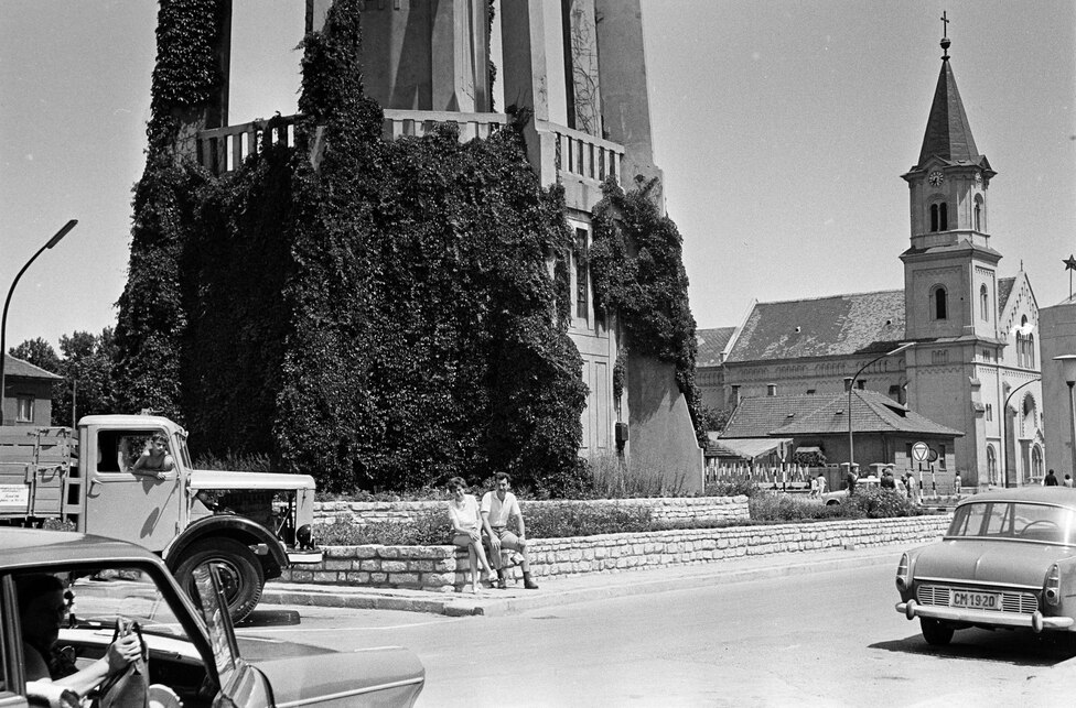 Fő utca, a felvétel a Víztorony előtt készült, jobbra a Sarlós Boldogasszony-templom, 1967. Forrás: Fortepan / Szilvási hagyaték
