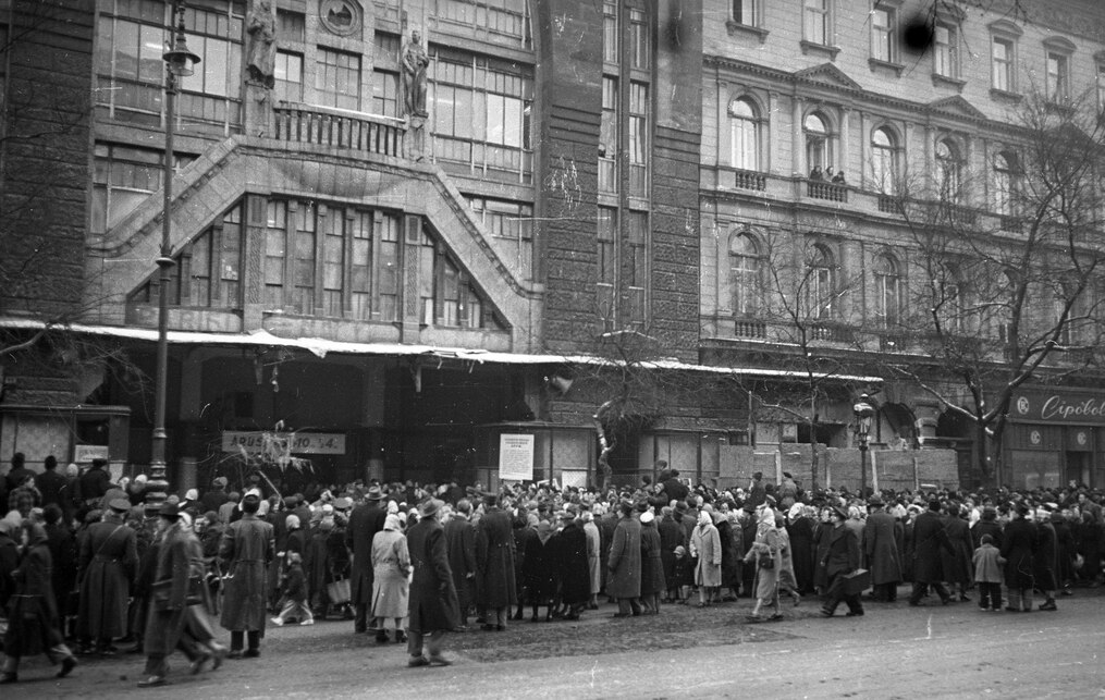 Andrássy út (Magyar Ifjúság útja) 39., a Divatcsarnok megnyitása az egykori Párisi Nagy Áruház épületében, 1957. január 2-án. Forrás: Fortepan / Bauer Sándor
