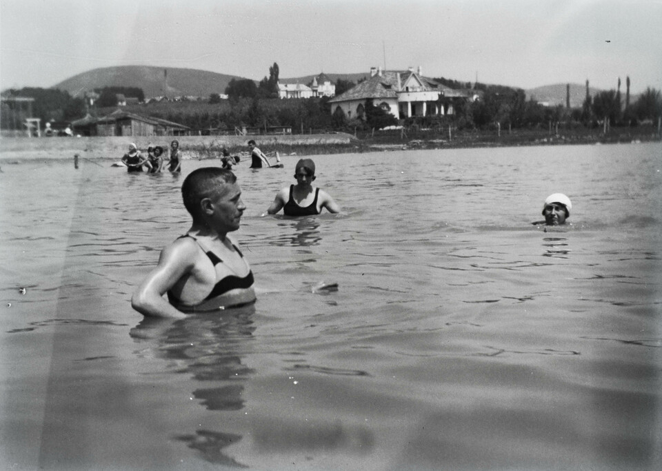 Balatonfüred, Esterházy strand. Háttérben a Peremartoni-Mädy villa, fölötte a Baradlai villa. Felvétel éve: 1933 / Forrás: Fortepan 129890 / Ladinek Viktor
