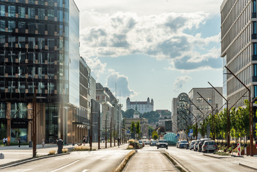 A Dunaparti új városnegyedet átszelő Pribinova út zsákutca lett, mentesülve az átmenő forgalomtól, oldalain azonban tucatnyi mélygarázs és parkolóház várja az autóval érkezőket. Az út közepén a tervezett új villamosvonal helye, ideiglenesen kerékpárútként.

 
