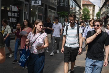 A Trefort csapata sétál a Pilvax kávéház előtt Kávéházi sétájukon. Fotó: Sivák Zsófia / KÉK
