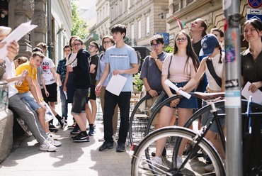 Trefortos diákok és tanárok hallgatják a Csendes kávézó történetét. Fotó: Sivák Zsófia / KÉK
