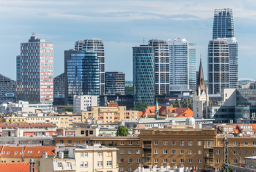 Az új városkép formálásában nem csak a gyorsan növekvő lakosság, de az 1993-ban önálló országgá vált Szlovákia cégei is főszerepet kaptak, amik a nemzetközi gyakorlatot követve az ország fővárosába helyezték székhelyüket.
