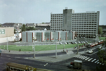 Váci út - Dózsa György út sarok, Volga szálló, 1971. Forrás: Fortepan / Bauer Sándor
