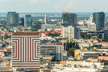 A városképet meghatározó magasházak az 1970-es évelkől épültek, de a kilencvenes évektől gyorsult fel a folyamat. Baloldalt a város egyik első, és leginkább emblematikus toronyháza, az 1973-ra elkészült egykori Kijev hotel 65 méter magas. 2011 óta üresen áll, bontása, vagy műemlékké nyilvánításának kérdése régi vita tárgya.
