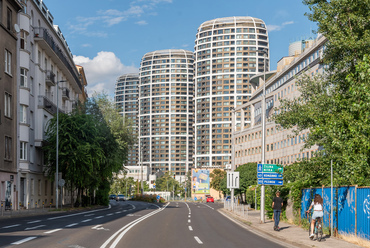 A budapesti példákkal szemben Pozsony magasházai közt szép számmal akadnak lakóépületek is. A Sky park három tornyában összesen közel ezer lakás épült. Építészeti tervei a Zaha Hadid stúdióban készültek.
