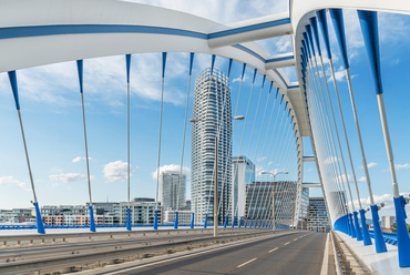 A verseny az verseny. A 300 méter nyílású Apollo-híd tervezése 1999-ben kezdődött, és a világ akkori legnagyobb nyílású, befelé döntött főtartójú ívhídjának szánták, ezt a címet azonban a 2002-től tervezett, 77 méterrel nagyobb hazai Pentele-híd nyerte el. 15 évvel később körvonalazódtak a 143 méter magas budapesti Mol Campus tervei, ezt követően egy évvel kapott építési engedélyt az Eurovea tower, 25 méterrel nagyobb magassággal.

 
