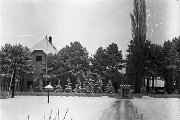 Balatonújhely »Kaáli Nagy Dezső féle villa (később SZOT Csepel üdülő)« Leltári jelzet: MMKM TEMGY 2019.1.1. 0099, év: 1930 / Forrás: Fortepan 183319 / Magyar Műszaki és Közlekedési Múzeum / BAHART Archívum
