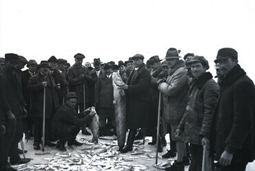 Siófok, bemutató halászat a befagyott tavon Mayer János földművelési miniszter tiszteletére. Balra vadászkalapban Kaáli Nagy Dezső az Országos Vízépítési Igazgatóság mérnöke, jobb szélen vadászkalapban Dr. Lukács Károly a Balatoni Halásztársulat igazgatója. Leltári jelzet: MMKM TEMGY 2019.1.1. 0732, év: 1932 / Forrás: Fortepan 183363 / Magyar Műszaki és Közlekedési Múzeum / BAHART Archívum
