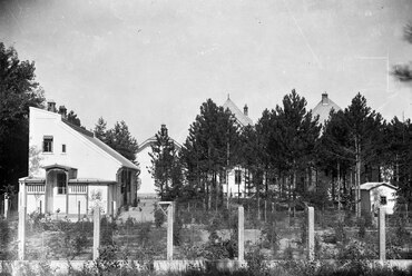 Balatonújhely, Vitorlás utca, Kaáli Nagy Dezső vízépítőmérnök, balatoni kikötők tervezője, az építések vezetőjének kertje a házmester lakással. Leltári jelzet: MMKM TEMGY 2019.1.1. 1161, év: 1920 / Forrás: Fortepan 183514 / Magyar Műszaki és Közlekedési Múzeum / BAHART Archívum
