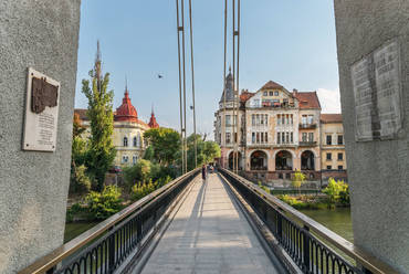 Az új átkelő a győri Vásárhelyi Pál híd 2010-es lebontása óta a Kárpát-medence egyetlen folyó fölötti ferdekábeles gyalogoshídja. Pilonján tábla őrzi a korábbi szerkezet emlékét. Ferdekábeles kialakításával a főváros Megyeri-híd, illetve a tervezett Albertfalvi-híd párja.

 
