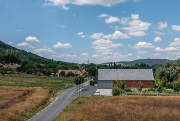 Pajta bisztró, Mindszentkálla. Tervező: SAGRA Architects. Fotó: Bujnovszky Tamás
