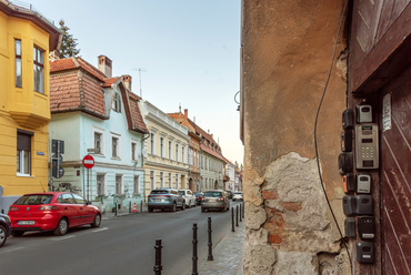 Míg a forgalmas utcák épületei szépen renováltak, addig távolabb már nehezebben megoldható az állagmegóvás. Kulcsszéfek sokasága jelzi, hogy a lakások nagy része apartman. Az utóbbi évtizedben egymás után alakulnak sétálóutcává az addig autóval járható utak, de a történelmi városmag teljes gépjárműmentesítése egyelőre nincs tervben.
 
