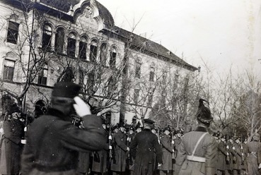 Archív fotó a homlokzaton lévő címertartó angyalokról. Forrás: Triskell Építész Iroda/Facebook
