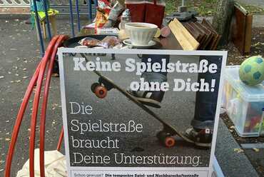 Egy kihelyezett plakát Berlinben, a Pohlstrasse-n @ Bündnis Temporäre Spiel­straßen. Fotó: Bogyó Virág
